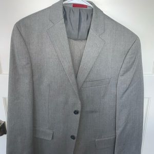 Alfani slim fit suit. Amazing condition grey color with silk lining.